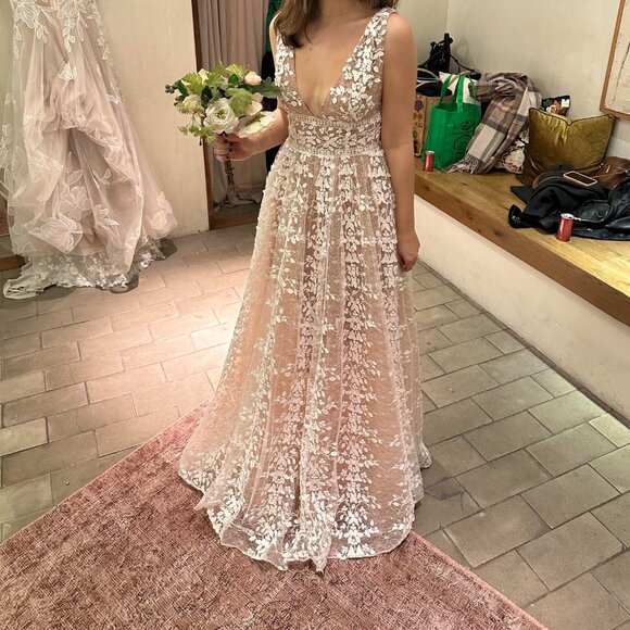 Bronx and Banco Megan Sleeveless V-Neck Lace Gown - Picture 5 of 5